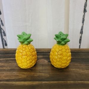 ☆SOLD☆Pineapple Salt & Pepper Shakers 🍍